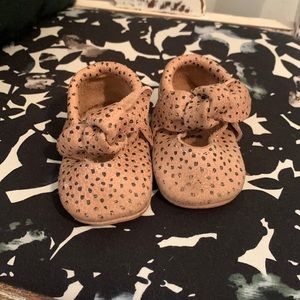 Beautiful baby girl dotted moccasins with bows!!!😍